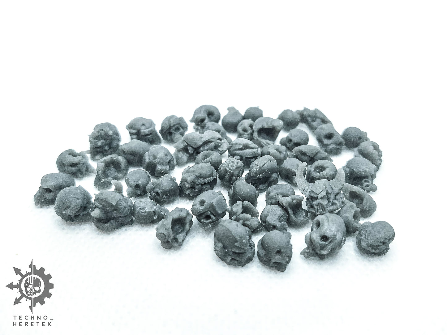 Grimdark skulls and damaged helmets Set- rejected (random pack x25)